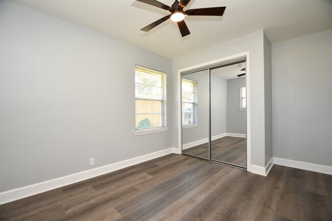 Building Photo - 5429 De Lange Ln