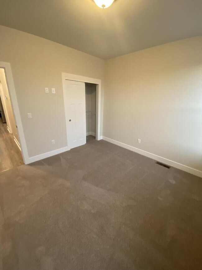 Building Photo - 265 Farmstead Dr E