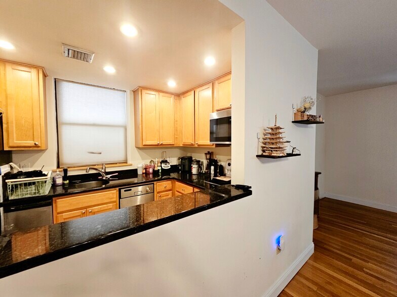 Building Photo - 84 Gainsborough St