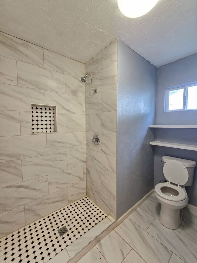 Building Photo - Cute 2 or 3 bedroom 1 bath near OBU