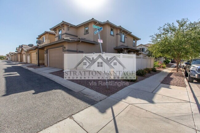 Building Photo - 928 S Hawk Ln