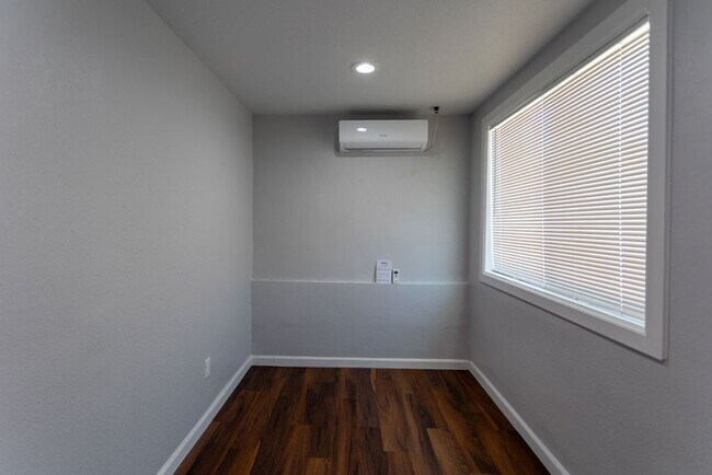 Building Photo - Central 2 Bedroom 2 Bath