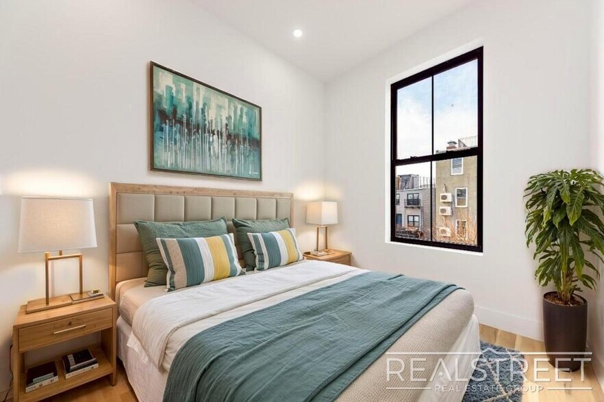 Building Photo - Marconi Place
