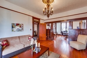 Spacious living room - 845 20th St