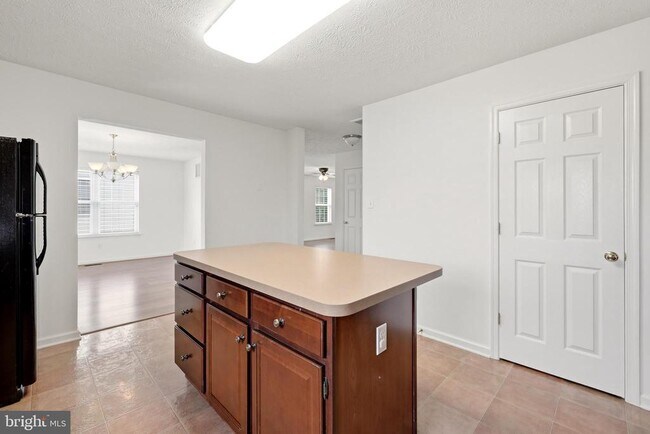 Building Photo - 2068 Stoneleigh Dr