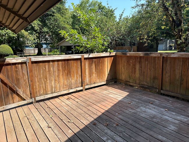 Building Photo - Updated 2 bedroom 2 bath duplex with garage!