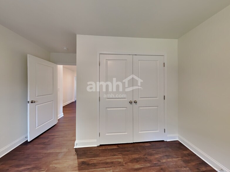 Building Photo - 639 Carnaby Ln