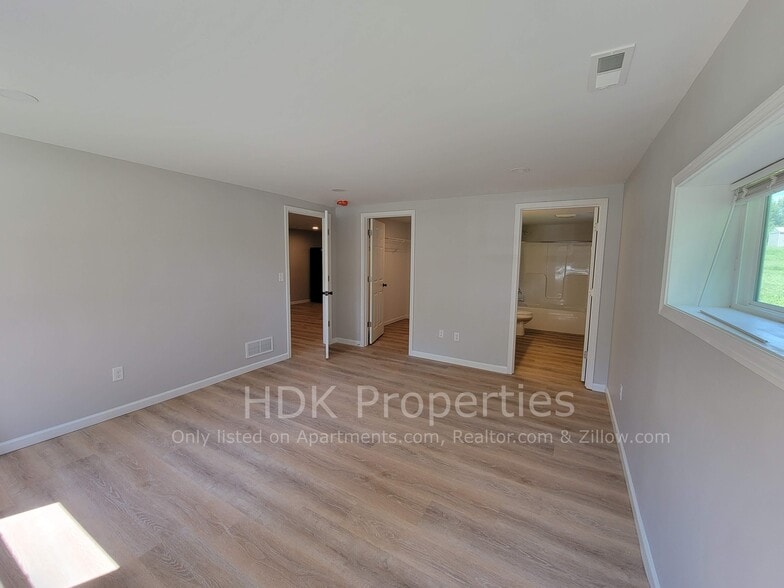 Primary bedroom with walk in closet and ensuite bathroom - 1566 Sugar Grove Rd