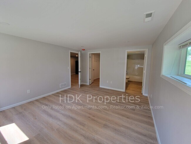Primary bedroom with walk in closet and ensuite bathroom - 1566 Sugar Grove Rd