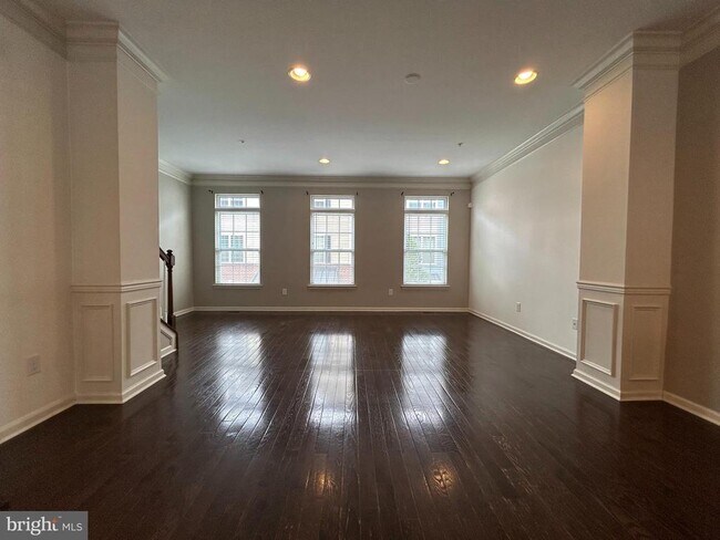 Building Photo - 1379 Parish Ave