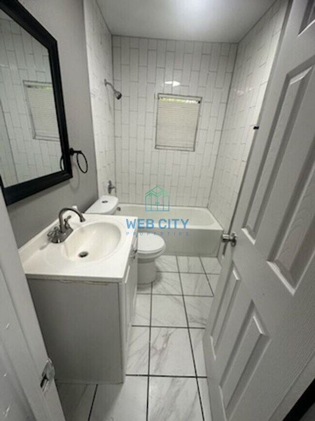 Building Photo - 1323 Grinnell St