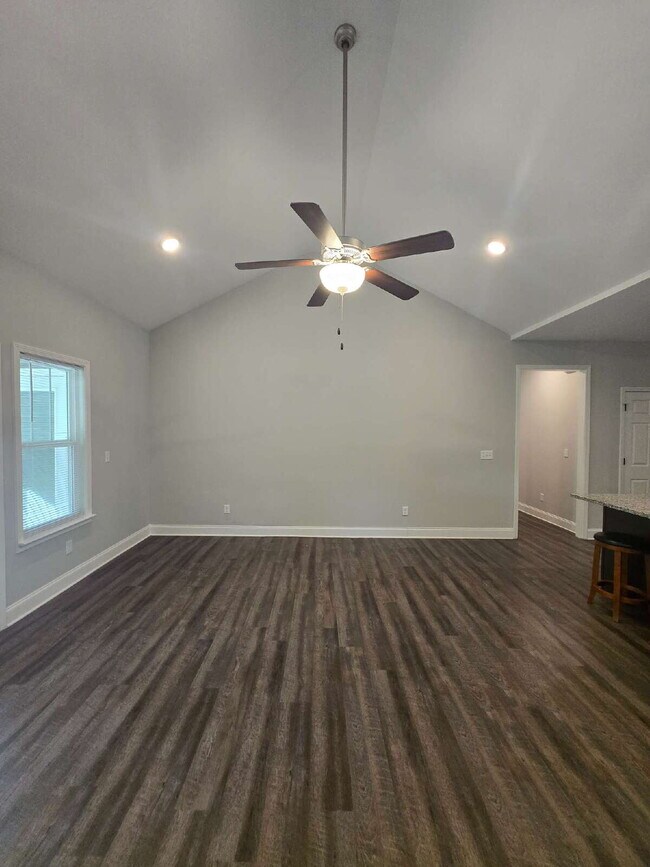 Building Photo - Charming 3-Bedroom Retreat Near Hamilton Place