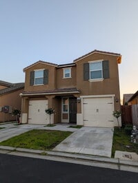 Building Photo - "Spacious 4-Bed Home with 2.5 Baths in Charming Clovis Locale – 1945 Sq. Ft. of Comfort!"