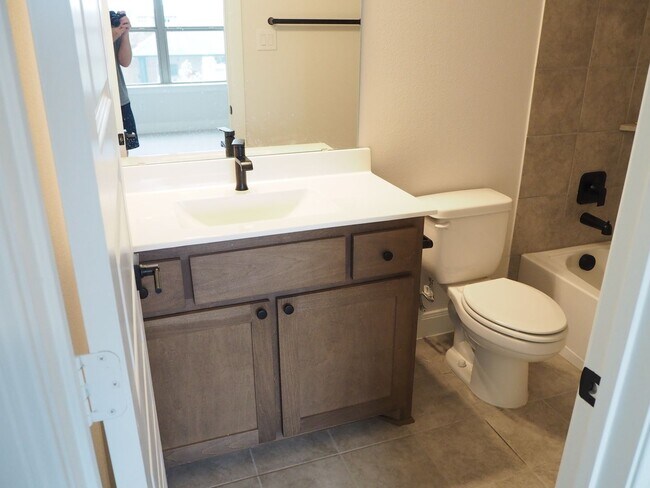 Building Photo - 4 Bed 4.5 Bath in Argyle