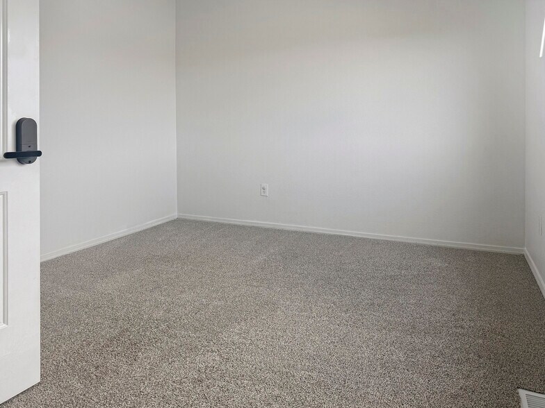 Building Photo - 2060 Pinyon Jay Dr