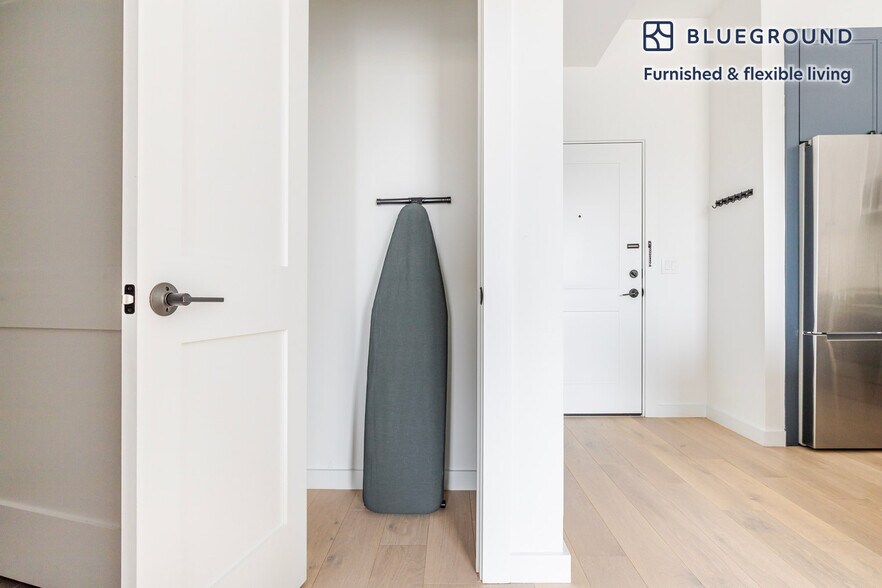 Building Photo - 425 3rd St