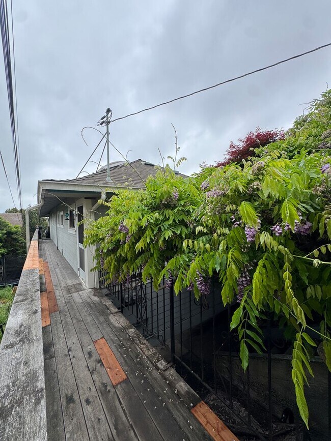 Building Photo - 2026 Clinton Ave