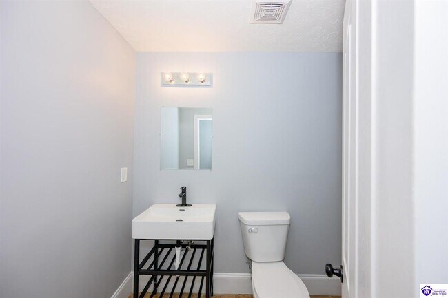 Building Photo - 611 Flushing Meadows Dr