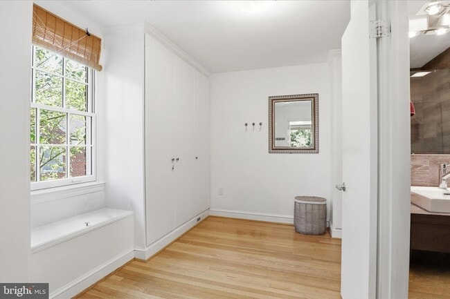 Building Photo - 3221 Coquelin Terrace