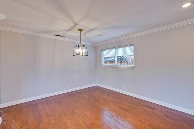 Building Photo - Warm and Inviting 3 bedroom, 2 Bath Home