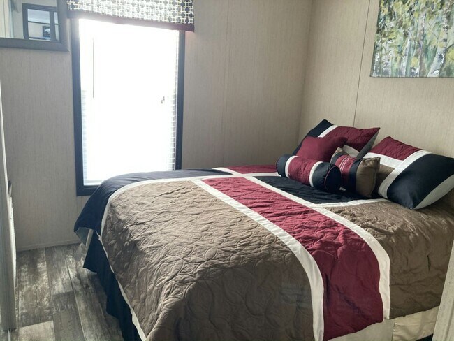 Building Photo - 1501 S Airport Dr