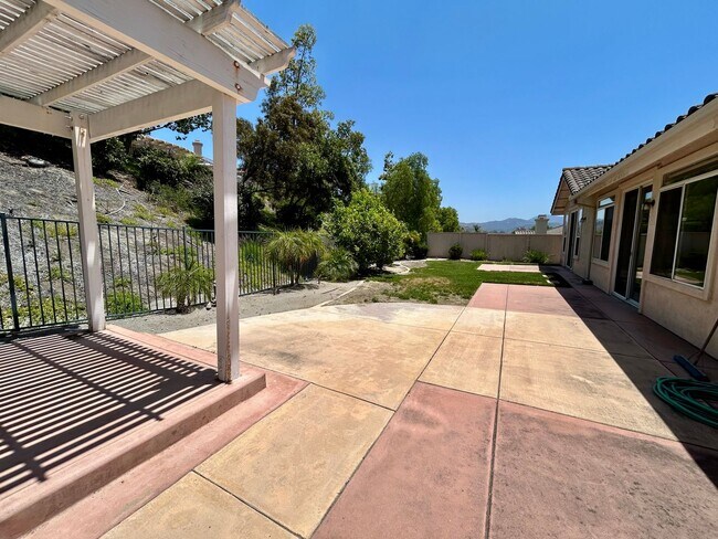 Building Photo - Spacious 4 Bed/2.5 Bath Home Escondido