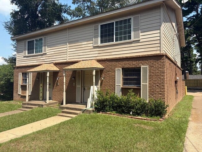 Building Photo - Available Now! Beautiful 3 bedroom 2.5 bat...