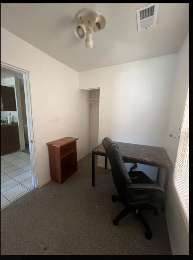 Building Photo - 821 N Hermitage Ave