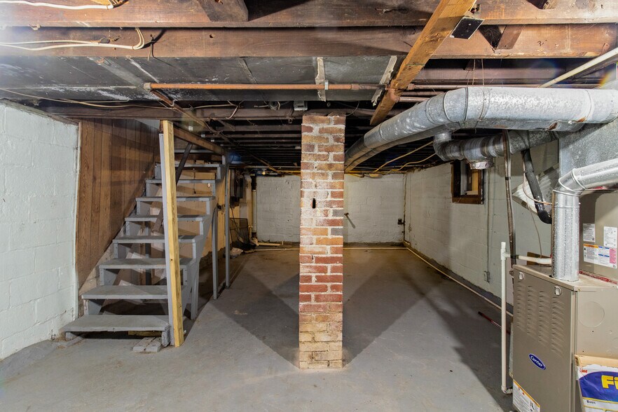 Building Photo - 977 E 17th Ave