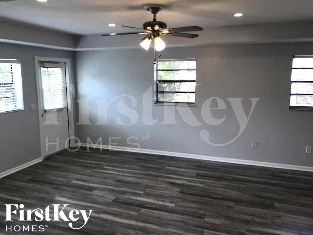 Building Photo - 1389 Meadowbrook Dr