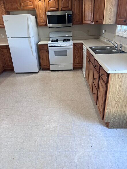 Building Photo - 206 W Mill St