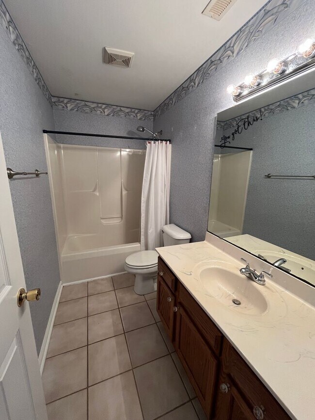 Building Photo - Discover this well-maintained 3-bedroom, 2-bath home in Wilmington, NC