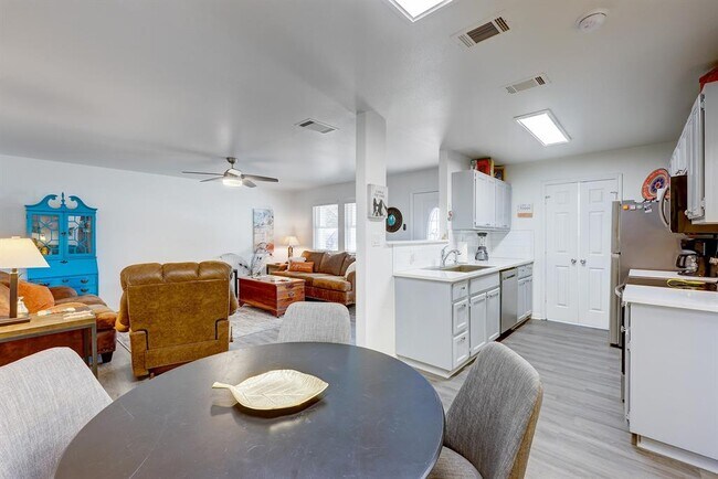 Building Photo - 358 Shady Bluff Dr