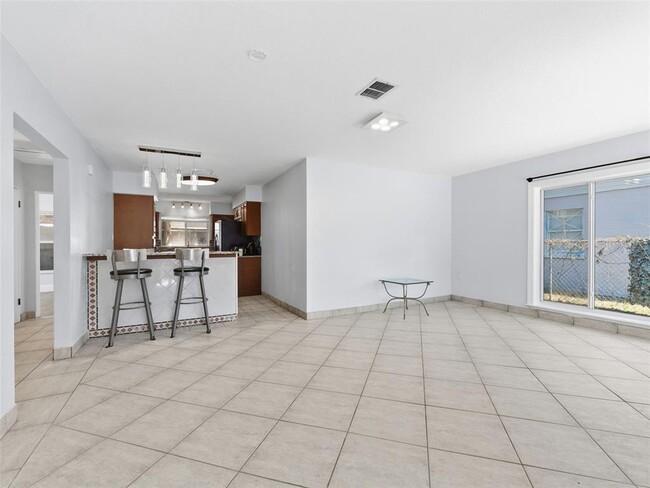 Building Photo - 207 W Broad St