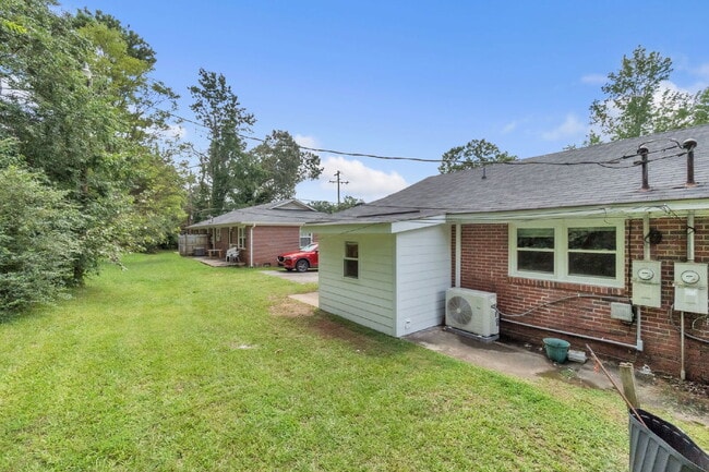 Building Photo - Newly renovated 2 BR / 1 BA Duplex in hear...