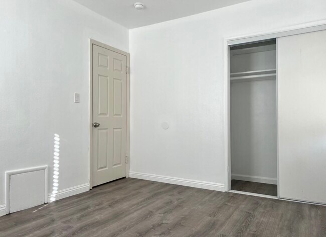 Building Photo - 7527 Louise Ave