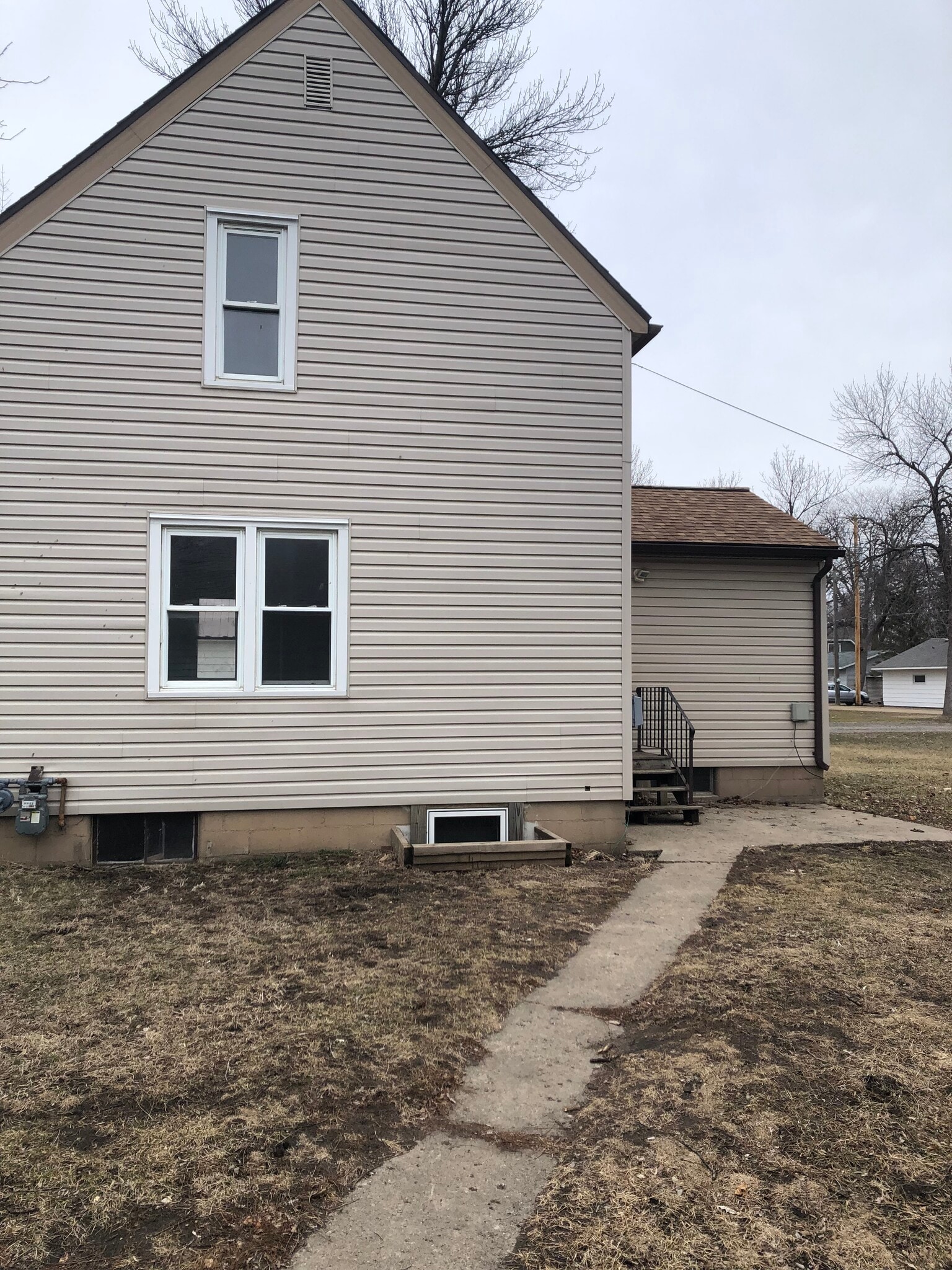 Building Photo - 632 S Anna Ave