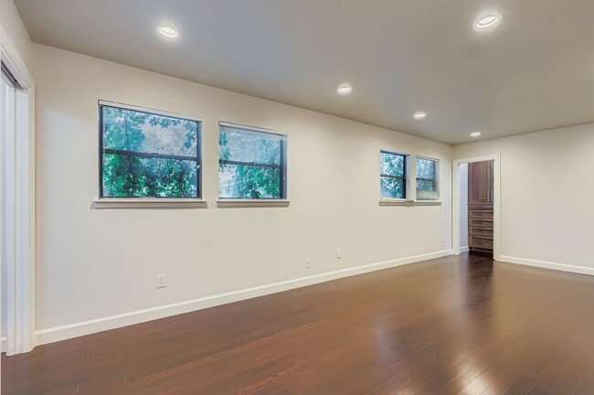Building Photo - 8600 Tallwood Dr
