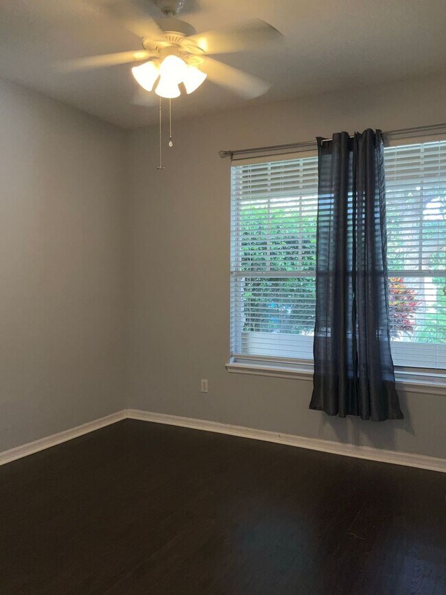 Building Photo - Single family home with 3 bedrooms, 2.5 ba...