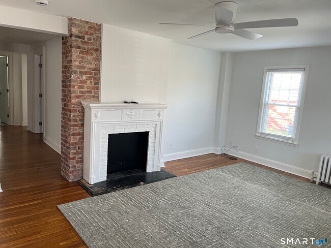 Building Photo - 446 Old Stratfield Rd