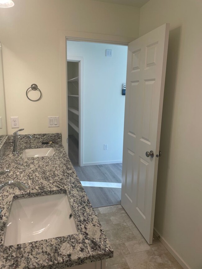 Building Photo - Single Level Freeland Home and Pet Friendly!