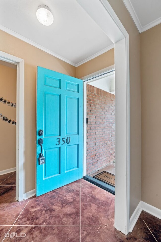 Building Photo - Adorable 3 bed 2 bath in Broadmoor Area!