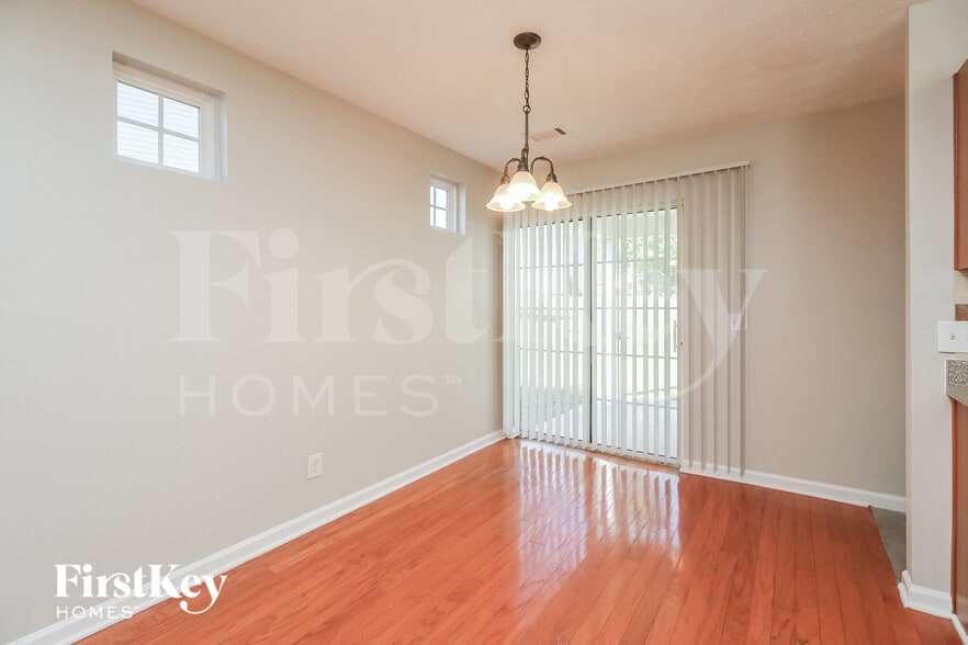Building Photo - 3080 Lakeside Cir