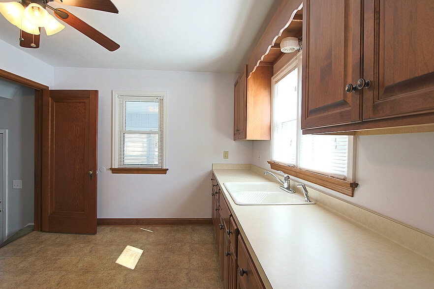 Kitchen with Soft-Close Cabinets and Garbage Disposal - 1808 34th St