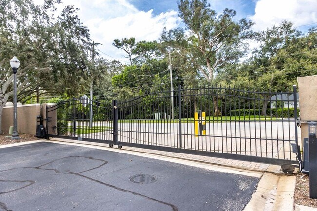 Building Photo - Gated Community Townhome 3br/2.5ba/2 Car G...