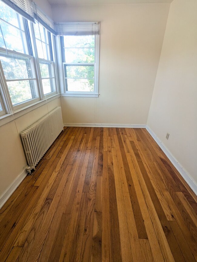 Building Photo - Large 1 Bedroom Plus Den