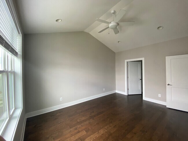 Master Bedroom - 532 Vernon Cir