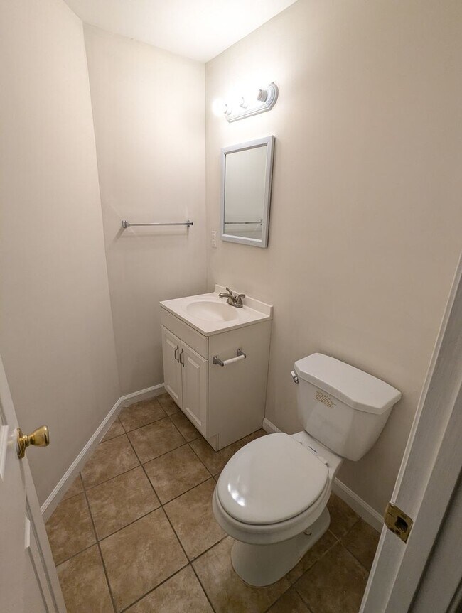 Building Photo - Well maintained townhouse in Robin Meadows Community with updated features available now!