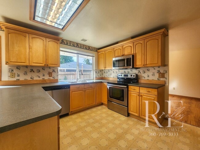 Building Photo - Spacious 4-Bedroom Rambler with Fenced Yar...