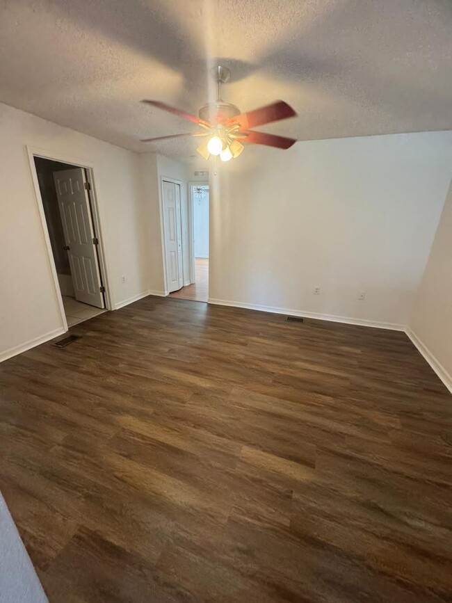 Building Photo - Beautiful 3/2 townhome